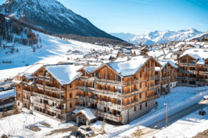 residence-club-ski-montgenevre-le-hameau-des-airelles-01_thumb_1350x900
